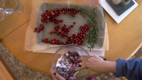 Mujer-Joven-Mezclando-Azúcar-Y-Arándanos-En-Una-Mesa-De-Madera-Para-Navidad-Y-Fiesta-Festiva-Arriba