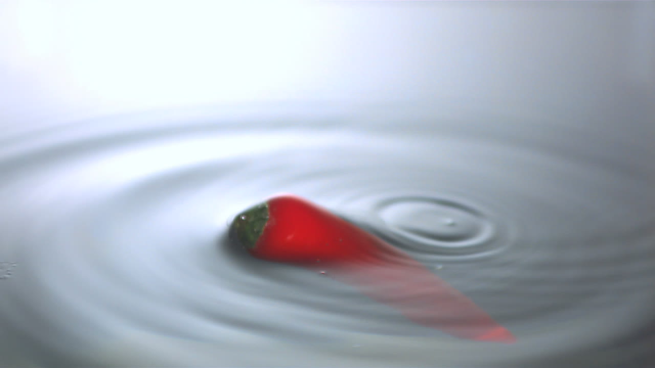 태국 리 은 물에 떨어집니다.