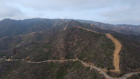 vista aérea hacia la carretera wrigleys de la isla catalina, senderos de montaña en una mañana nublada