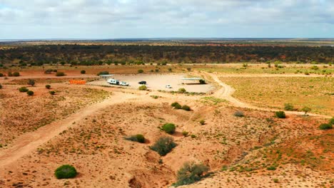 Panoramablick-Auf-Ein-Auto,-Das-Mitten-In-Der-Australischen-Wildnis-Auf-Den-Parkplatz-Fährt