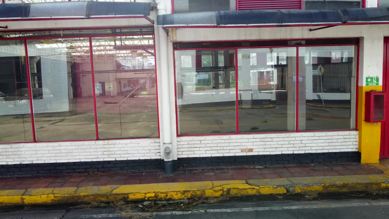 이제, 공허한 복도들을 쓸고 가는 바람에 의해 어지는 반향만 남았습니다.