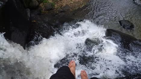 Pies-De-Hombres-Disfrutando-Del-Agua-Fresca-Del-Río.