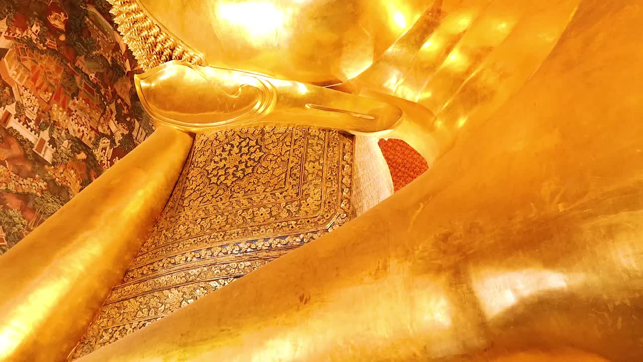 estatua de oro de buda en wat pho, bangkok, tailandia