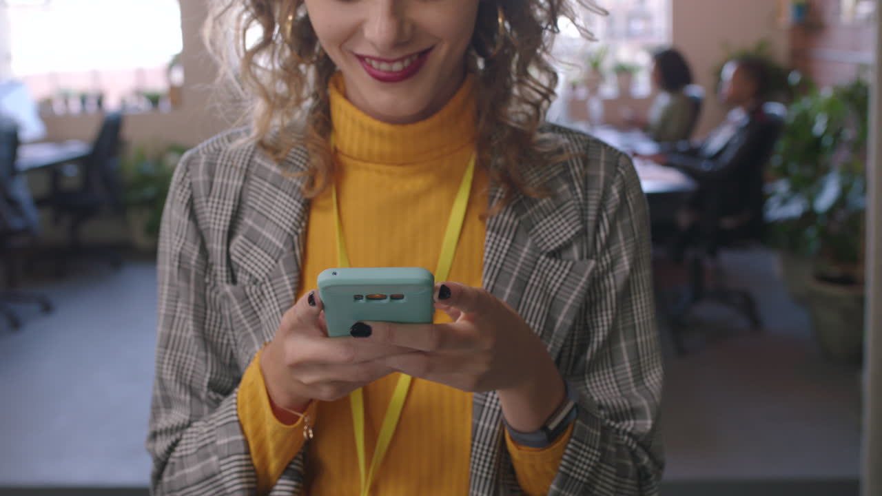 networking, telefono o start-up mani di donne