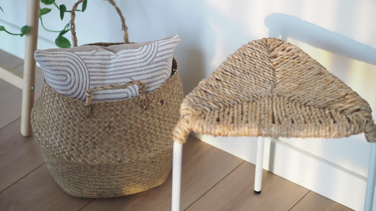 Keranjang Anyaman dengan Bantal dan Bangku di Lantai Kayu