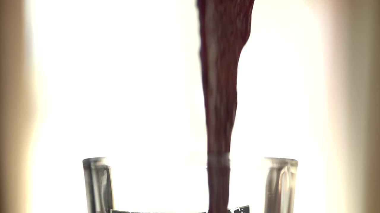 batido que se vierte en vaso en cámara lenta