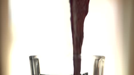 batido que se vierte en vaso en cámara lenta
