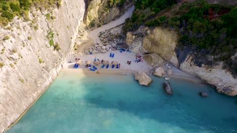 Playa-Xigia-Con-Aguas-Turquesas-Y-Turistas,-Zakynthos,-Grecia,-Día-Soleado,-Vista-Aérea