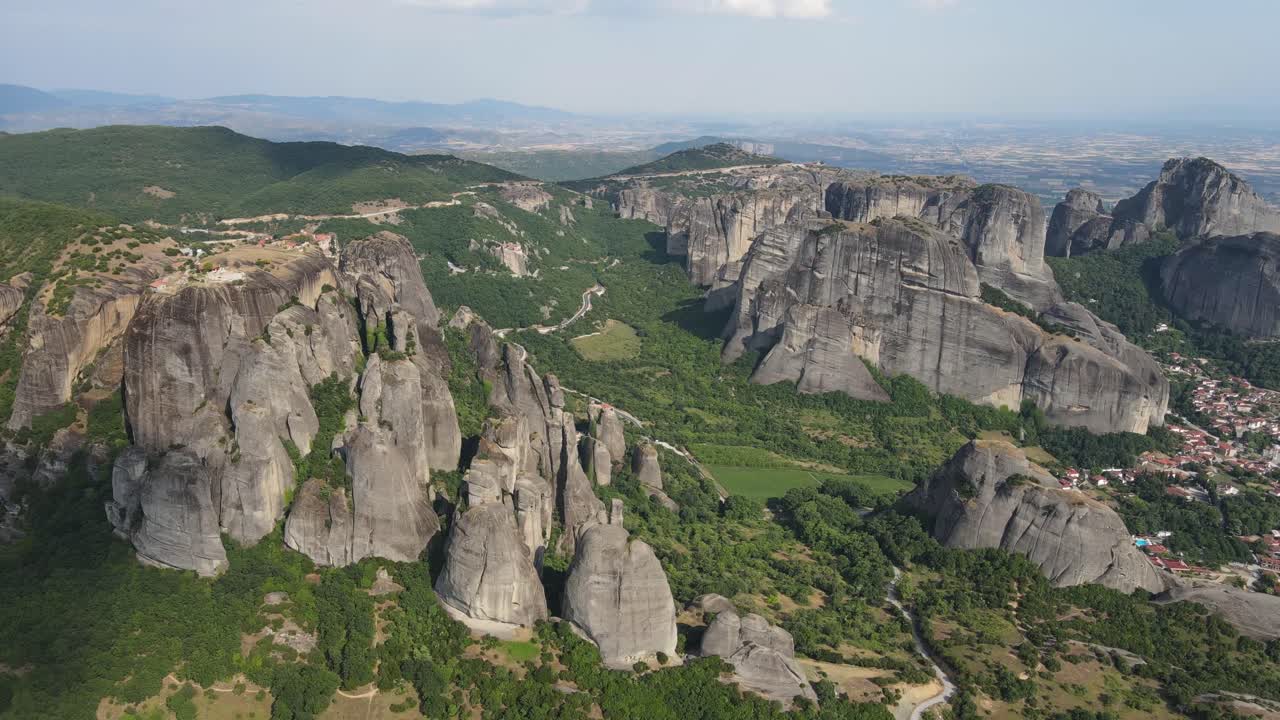 성 절벽 꼭대기 수도원이 있는 그리스의 메테오라 암석의 놀라운 조감도
