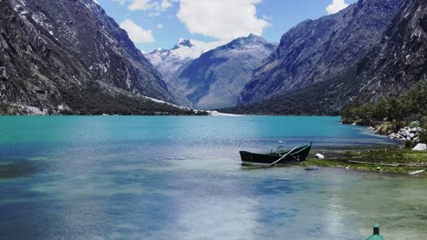 Lago-Llanganuco,-Bote-Y-Montaña-Nevada-Huascaran,-Ancash,-Perú---Uhd