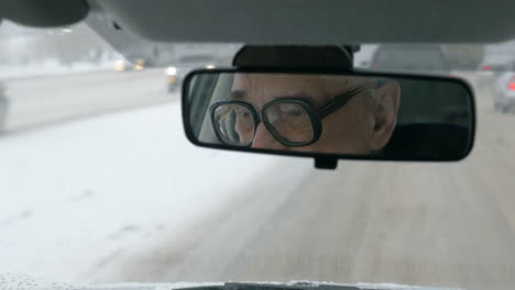 lapso de tiempo del coche que viaja por las calles urbanas