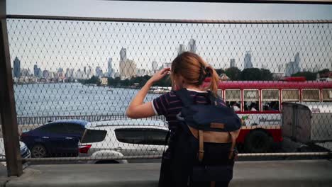 Rucksacktouristin-Genießt-Die-Aussicht-Auf-Die-Stadt-Vom-Chao-Phraya-Sky-Park-In-Bangkok,-Thailand