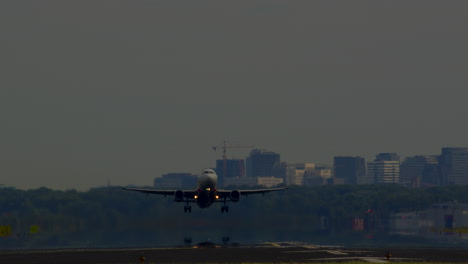 avión despegando sobre el horizonte de la ciudad