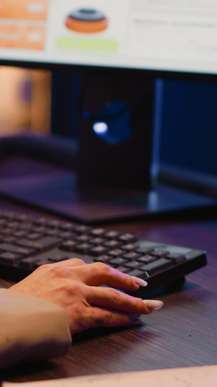 Vertikal video: Ung kvinde noterer researchdata på pc
