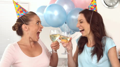 Frauen-Stoßen-Mit-Ihren-Champagnergläsern-An,-Um-Einen-Geburtstag-Zu-Feiern