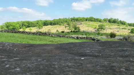 Vista-Inclinada-Hacia-Arriba-Del-Pequeño-Sitio-Redondo-Superior-De-La-Batalla-De-La-Guerra-Civil-Estadounidense-En-Gettysburg,-Pared-De-Roca