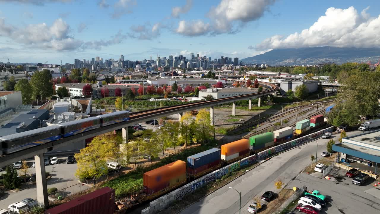 カナダ、バンクーバーのフォールスクリークフラッツの高架鉄道を走る列車の空撮。