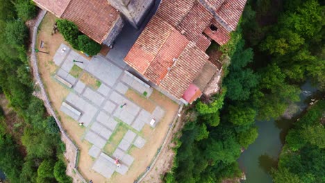 volando sobre el río, el mirador, la iglesia y algunas callejuelas típicas en castellfollit de la roca, pueblo típico en cataluña, españa