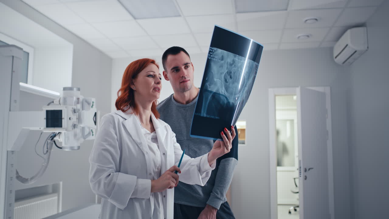 medico e paziente che esaminano i raggi x