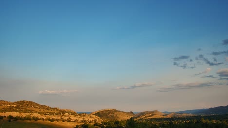 Evening-mountains-surrounding-Littleton,-Colorado