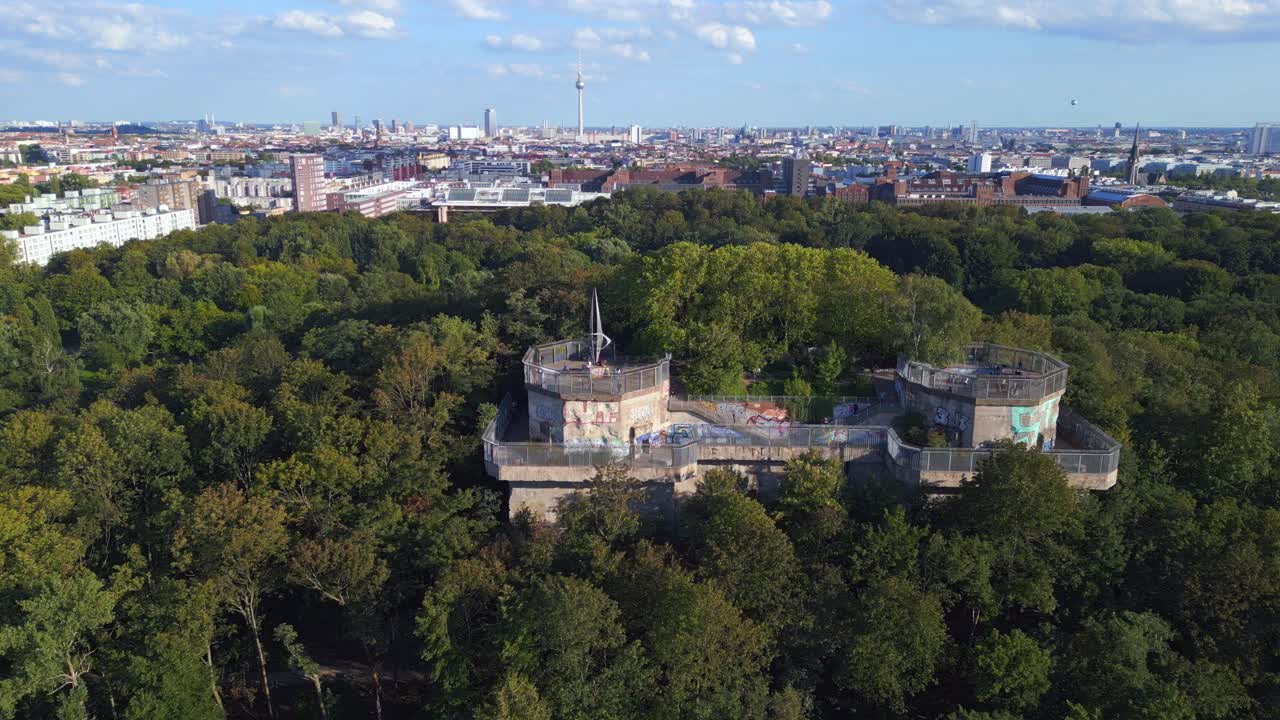 환상적인 상공 뷰 비행 플랙 타워  ⁇ 볼드타인  ⁇ 커 2차 세계 대전, 베를린 미테 2023년 여름