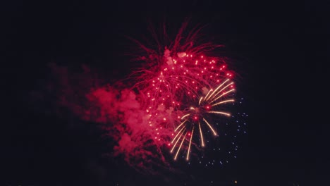 Euphorisches-Finale,-Festliches-Feuerwerk,-4.-Juli-In-Vernon-Hills,-Illinois,-USA-–-Century-Park-–-Mit-Farbverlauf-Im-Retro-Vintage-Stil