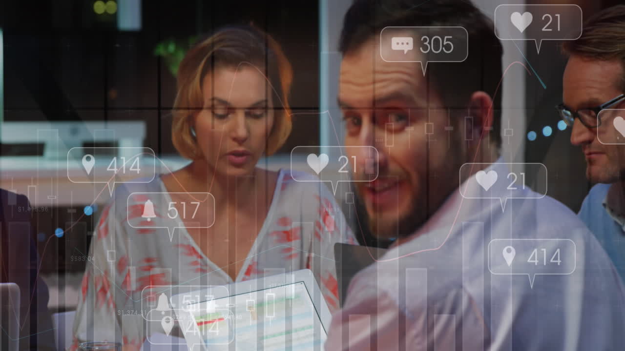 animación de barras de notificación, gráficos, diversos compañeros de trabajo discutiendo informes en la oficina