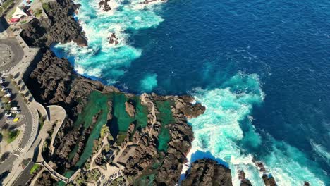 hermoso paisaje de porto moniz piscinas naturales y ciudad en madeira