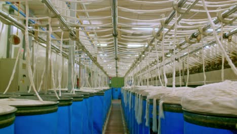 máquinas de hilar hilos de algodón, interior de una fábrica de procesamiento de algodón