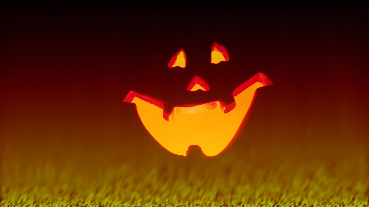 linterna de calabaza, atributo de halloween. linterna tradicionalmente tallada en calabaza. cabeza con una cara aterradora o divertida. linterna de jack-o. will-o-the-wisp. fuego ardiente y destellos. luz parpadeante y brillante