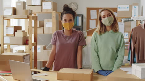 dos mujeres que trabajan en un negocio en línea