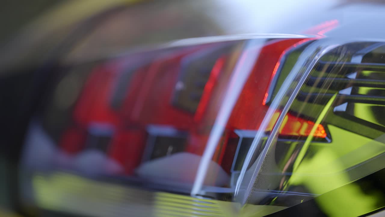 -encender las luces traseras de un automóvil automático -primer plano -4k -24fps -filmado con la a7siii