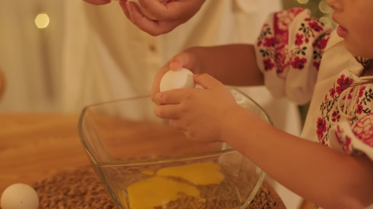 madre e hija preparándose para la celebración de navidad