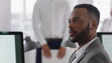 hombre de negocios afroamericano en la oficina reuniéndose con colegas disfrutando de un seminario de capacitación de trabajo en equipo