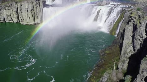 drone volando hacia el arco iris de shoshone falls idaho