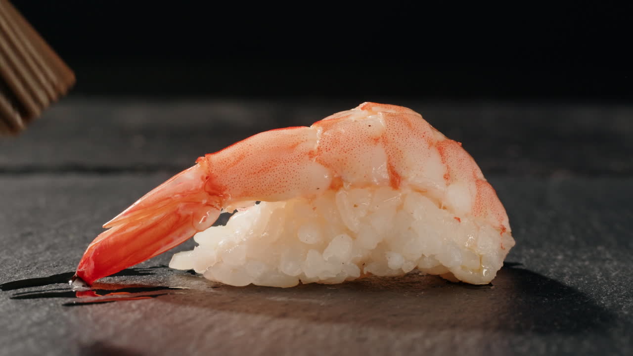 plato de sashimi, restaurante japonés, atún fresco y rebanadas de salmón en un café moderno, comida tradicional, plato de pescado rojo crudo, omega 3.