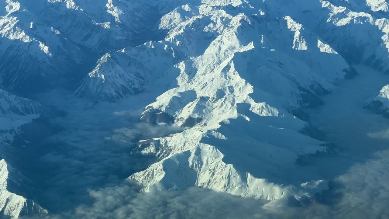 밝고 추운 겨울날 위에서 피레네 산맥 탐험