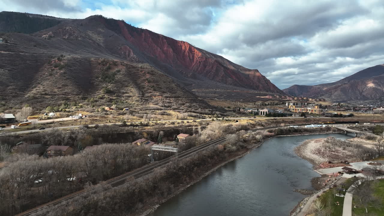 Scatto panoramico con drone del fiume Colorado e delle sorgenti di Glenwood, giornata nuvolosa negli USA.