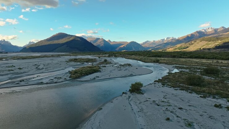 Ripresa aerea in allontanamento sopra il delta del fiume che si estende sulle basse terre di Glenorchy.