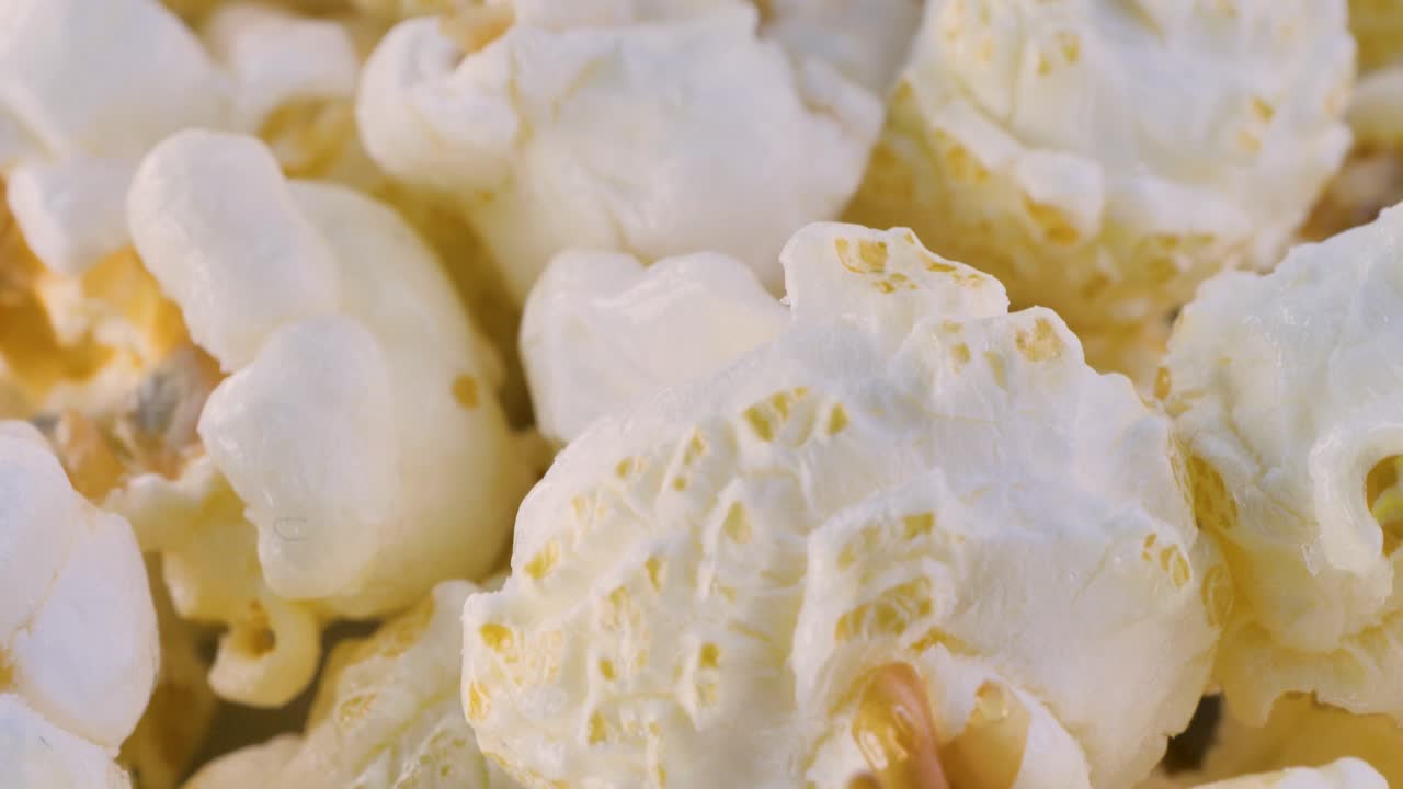 Palomitas de maíz frescas y dulces. Toma de travelling, primer plano