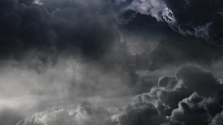 POV temporale in una nuvola grigia scura, nuvola cumulo