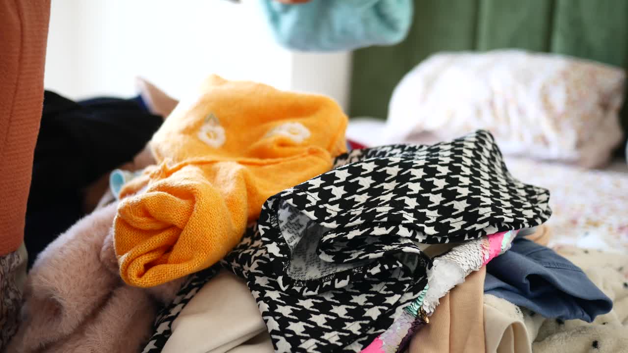 куча одежды на кровати