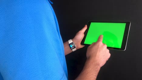 hombre jugando con la pantalla verde de la tableta
