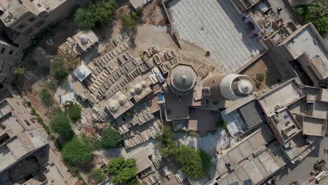 Minarete-Histórico-Y-Tumbas-De-Mir-Masum,-Sukkur---Aéreo