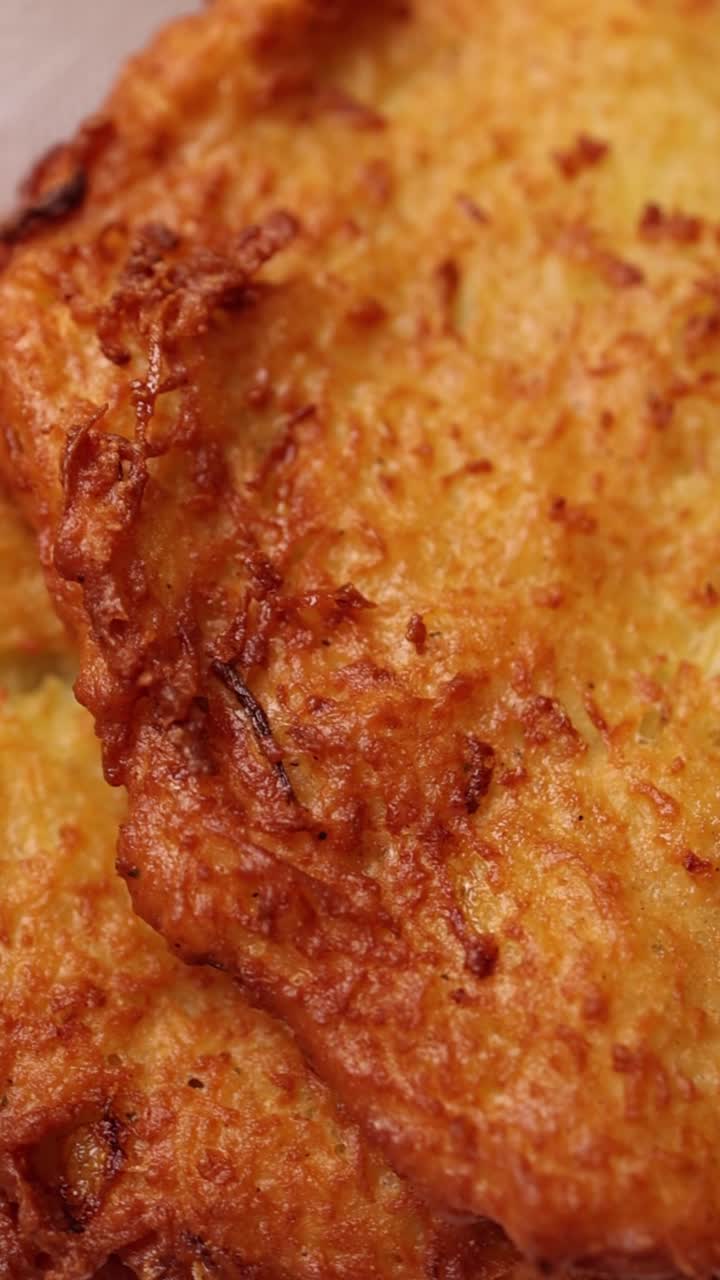 Primo piano di frittelle di patate fritte croccanti e dorate