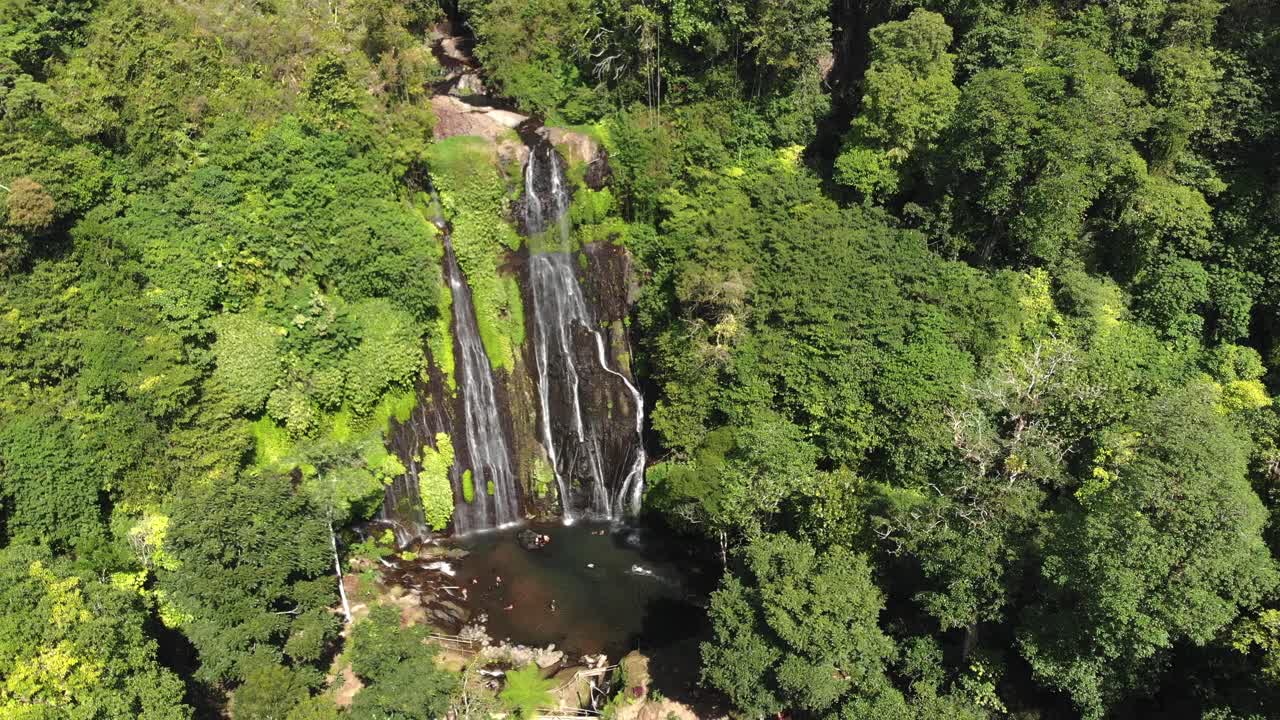 imagen panorámica de la famosa cascada de banyumala indonesia vegetación verde y exuberante, aérea