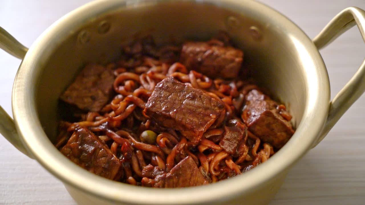 jjapaguri o chapaguri, fideos picantes de frijoles negros coreanos con carne de res - estilo de comida coreana