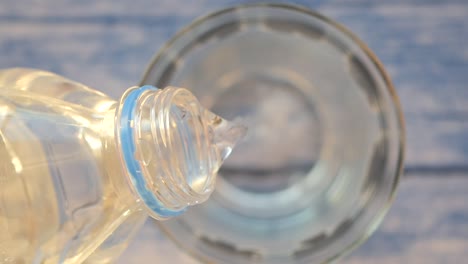 verter agua de la botella en el vaso