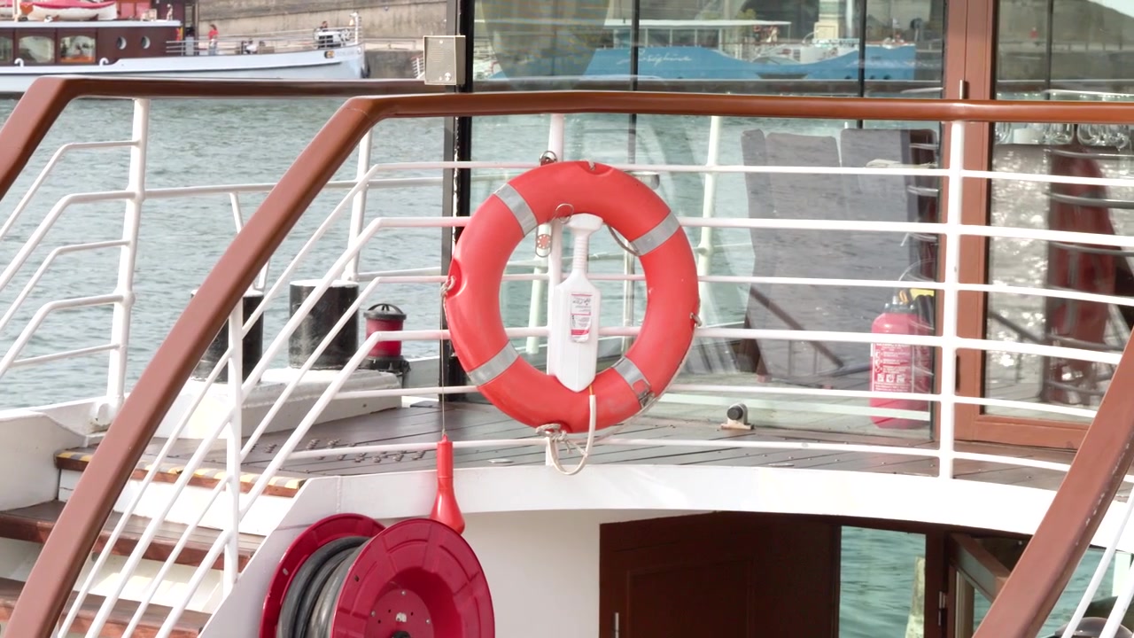 Una telecamera panoramica sul ponte di una barca turistica sulla Senna.