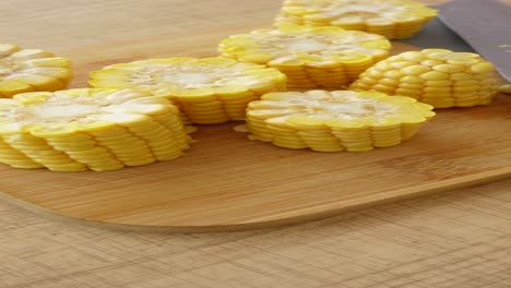 maíz cocido en rodajas en una tabla de cortar